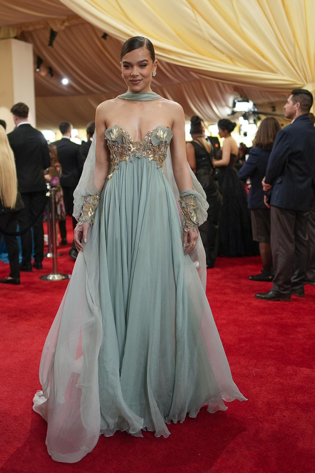 Hailee Steinfeld, de Elie Saab, en la alfombra roja de los Premios Oscar 2024.