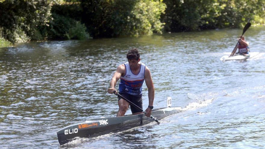 Medio centenar de palistas arousanos acuden a Sevilla