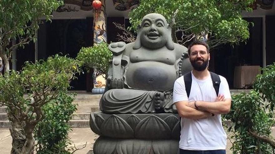 El arquitecto Guillermo Medina Banderas (Málaga, 1993), en un templo de Vietnam.