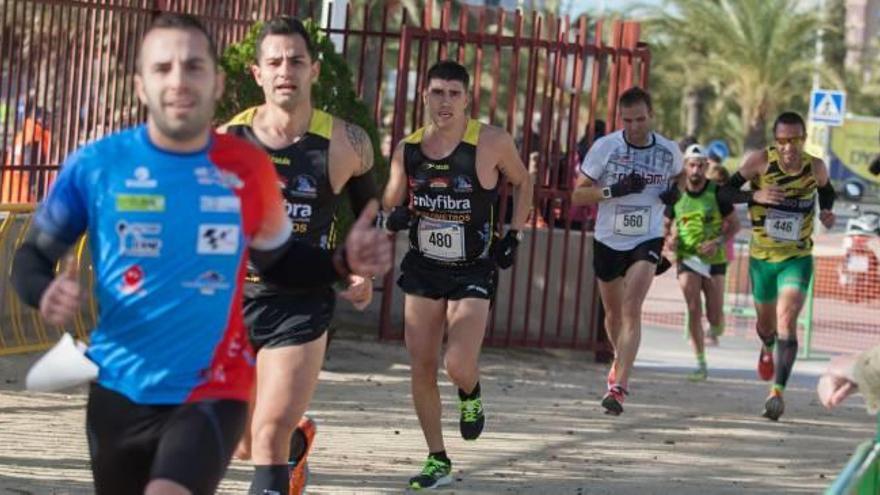 Los participantes desfiaron ayer al frío y al viento helado para poder tomar parte en la carrera del Club Rotary Elche Illice y colaborar con Aspanias.