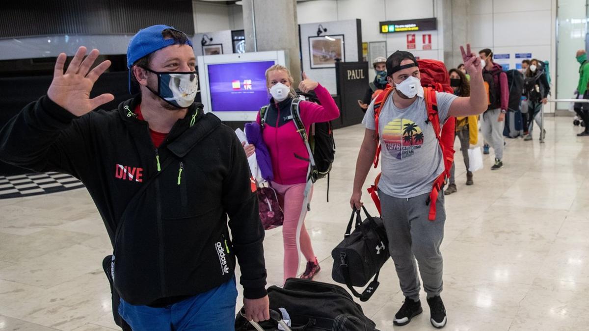 Los viajeros de tren, avión o bus podrían ser obligados a llevar mascarilla