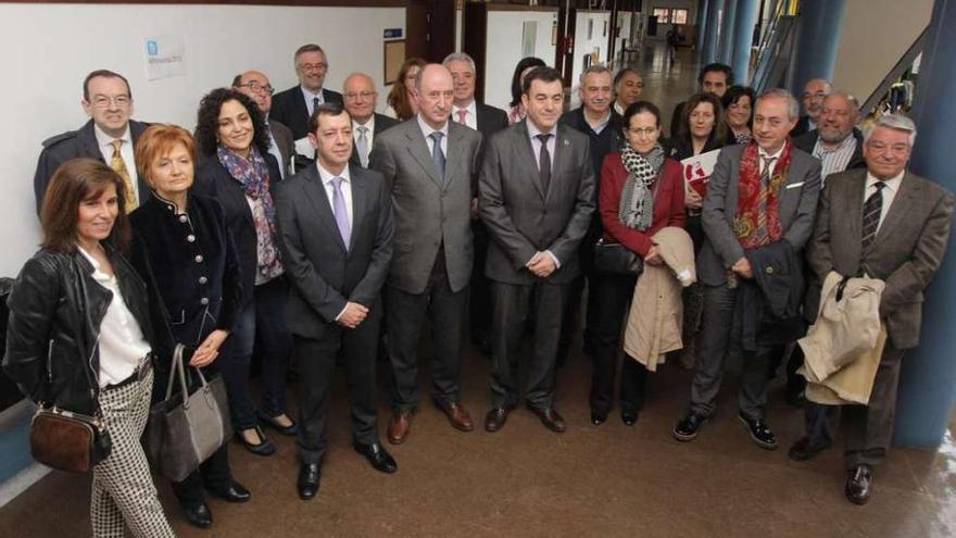 27 representantes y un minuto de silencio  |  Son 27 los miembros del Consello para la Convivencia Escolar de Galicia constituido ayer en Santiago. El conselleiro Román Rodríguez (en el centro en la foto) preside el órgano. De la Xunta están directores xerais, jefa de formación, secretarios xerais, jefes provinciales o portavoces de Sanidad y Relaciones Parlamentarias. Hay representantes de la Fegamp, Consello Escolar, Xunta de Directores, Anpas, sindicatos y expertos en Educación. En la sesión constitutiva los asistentes guardaron un minuto de silencio por el suceso en el Joan Fuster, donde un alumno mató a un docente.