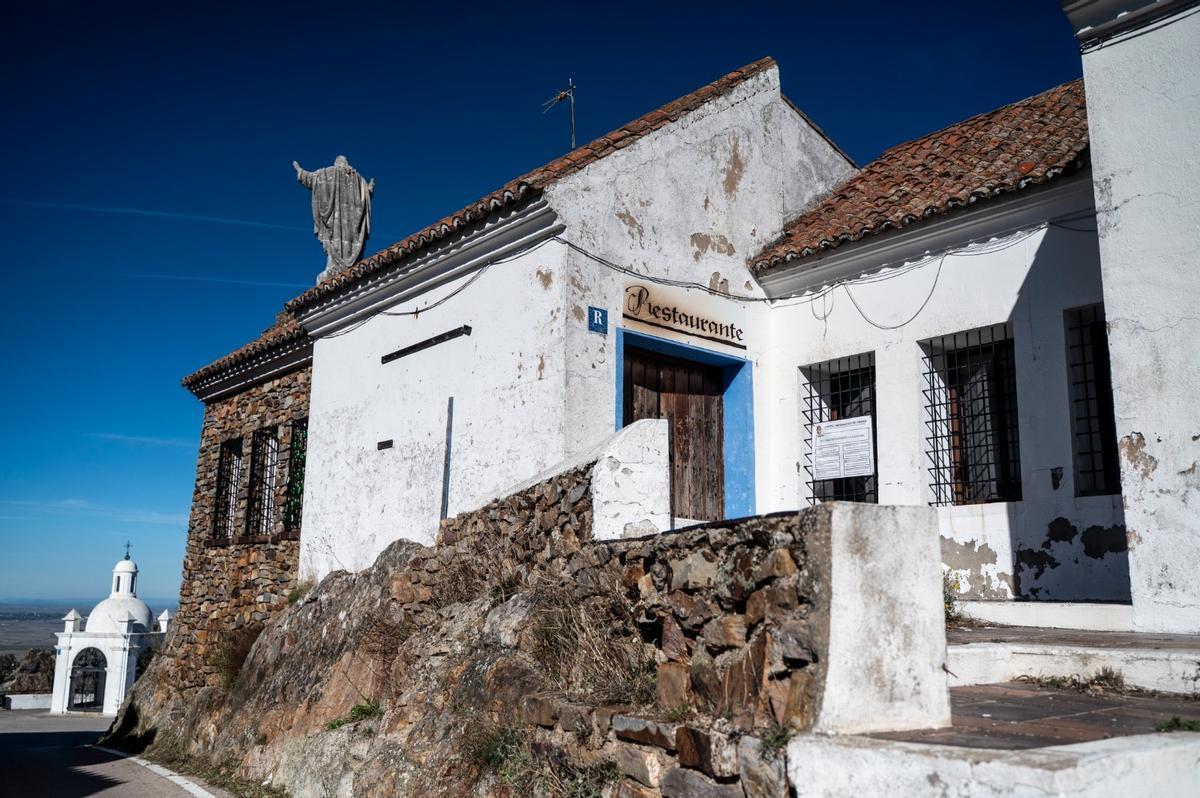 El local donde se ubicaría el restaurante, junto al santuario.