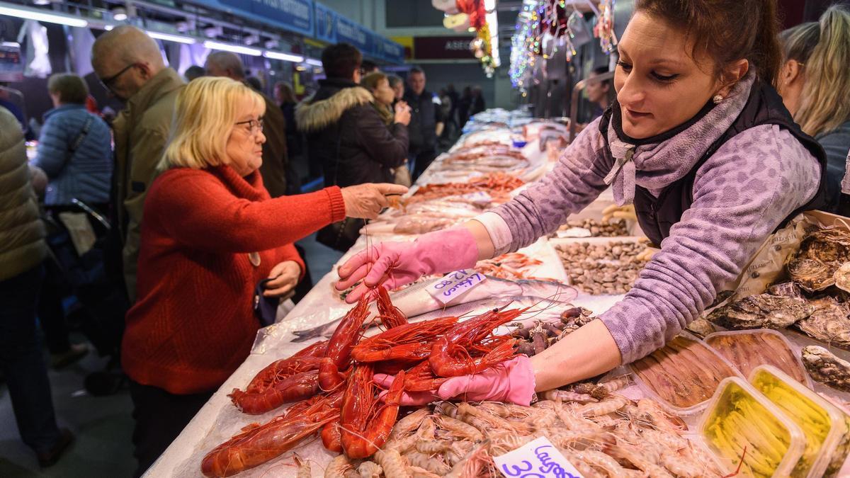 Puesto de pescaso y marisco en el Mercado de Santa Florentina, en Cartagena