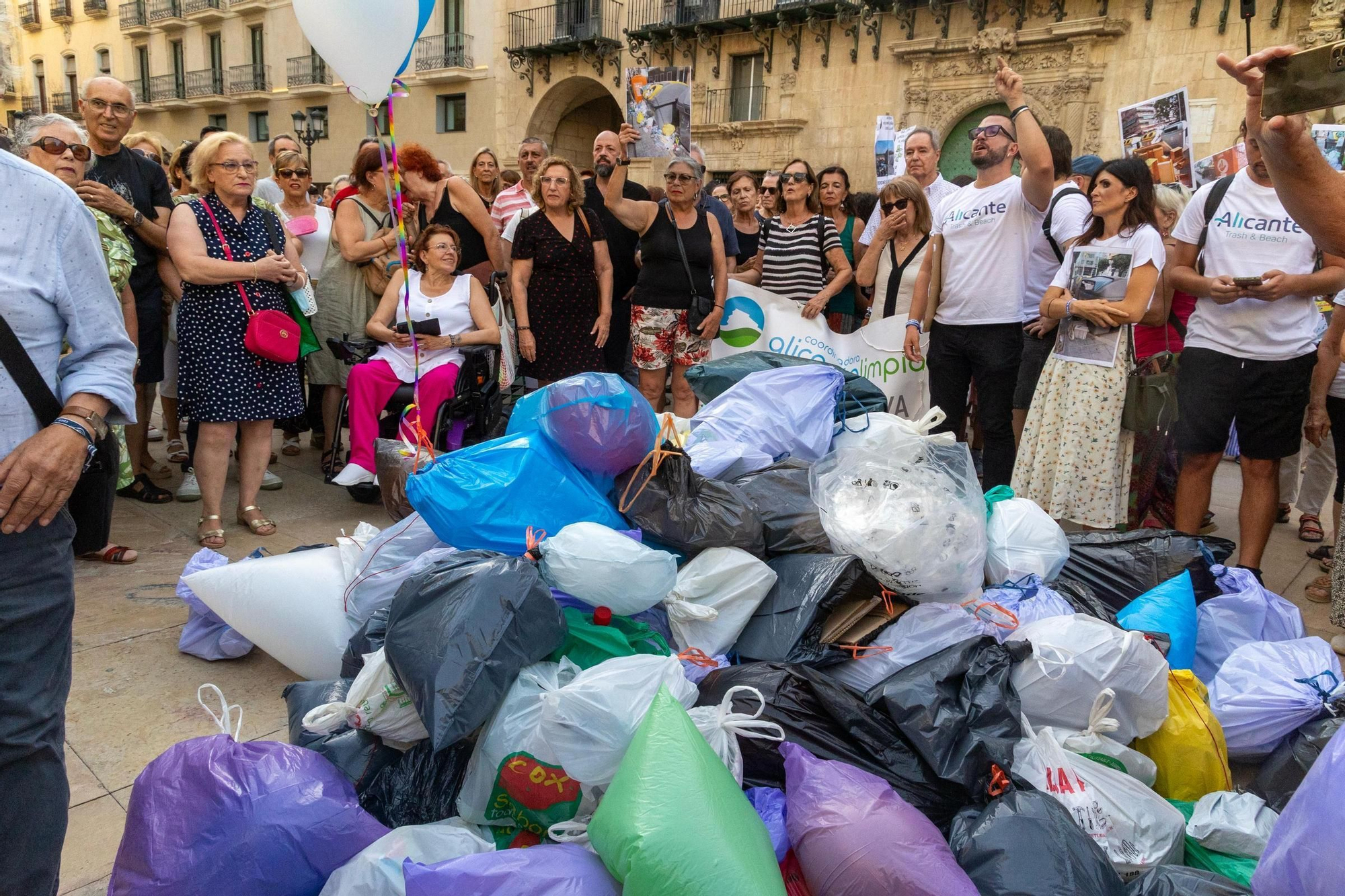 El malestar por la limpieza en Alicante se traslada a la calle