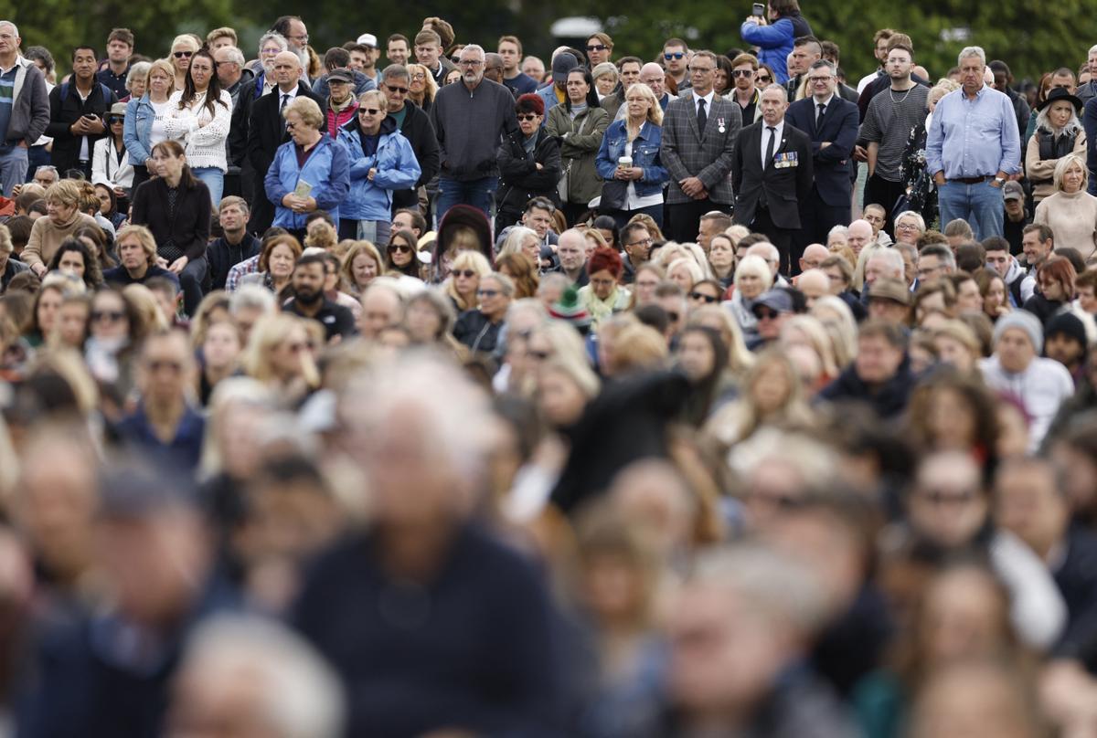 Una multitud dona l’últim adeu a la reina Isabel als carrers de Londres