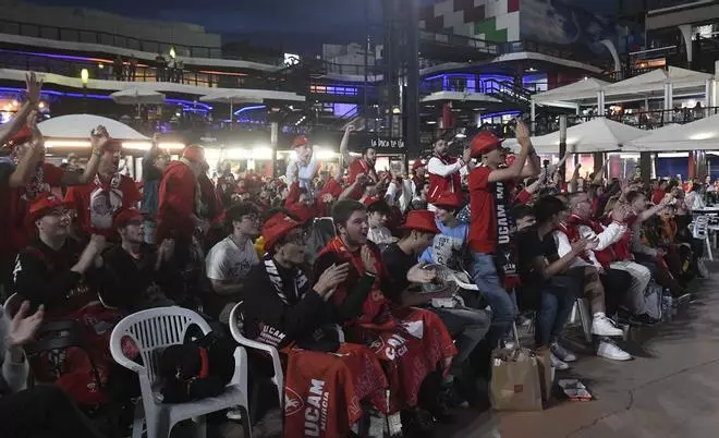 Ambientazo en el Zig Zag de Murcia durante el partido de Champions del UCAM Murcia