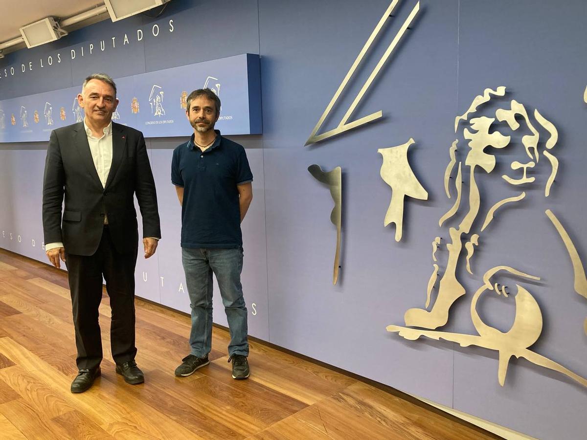 Roselló en el Congreso con el portavoz de Izquierda Unida, Enrique Santiago.