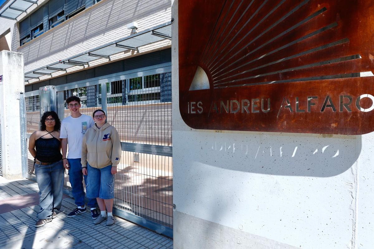Michella, Ferran y Clara, en el IES Andreu Alfaro de Paiporta.