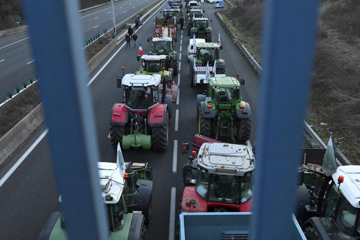 Els agricultors francesos inicien  el «setge» de la regió de París
