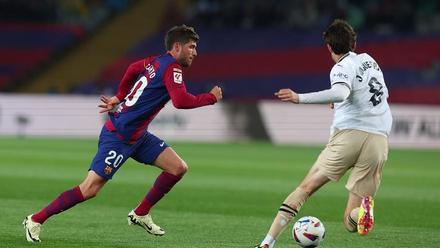 Sergi Roberto, en un lance del Barça - Valencia ante Javi Guerra