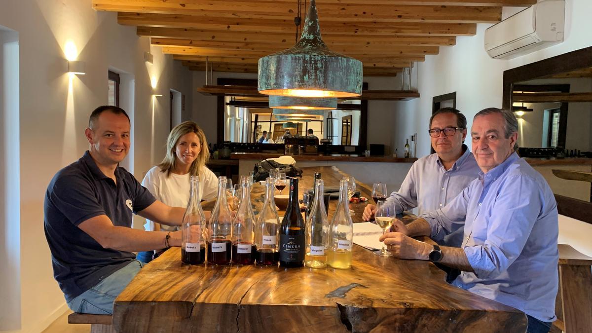 El equipo de Clos Cor Ví catando muestras en bodega.