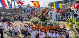 Los barcos de Arousa se engalanan para honrar en plena ría a la Virgen del Carmen
