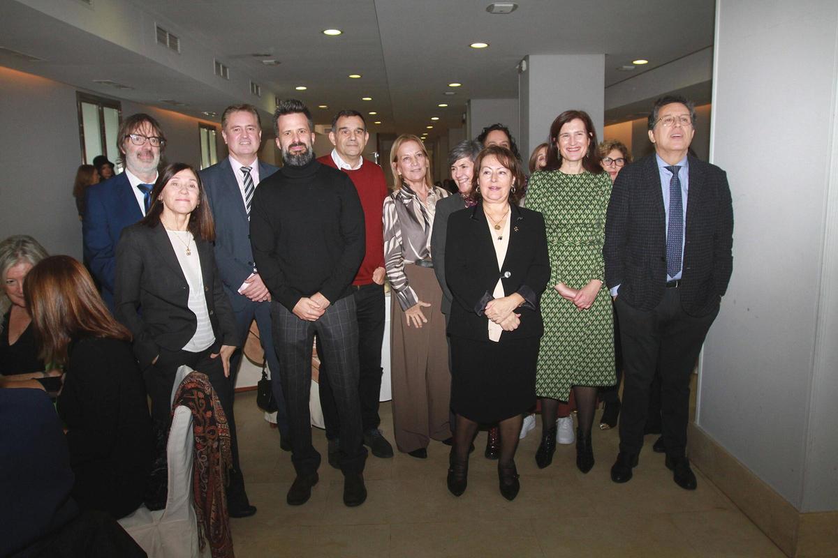 La homenajeada, junto a varios compañeros magistrados y magistradas de Ourense.