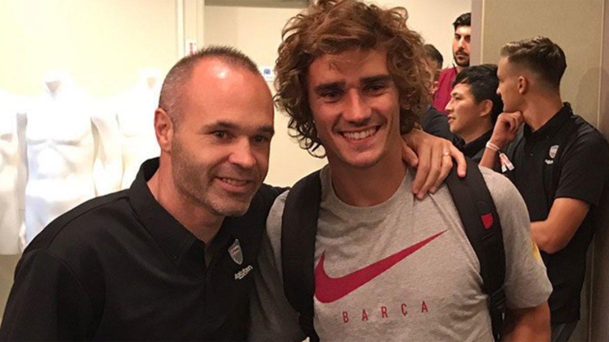 Los jugadores del Barcelona se fotografiaron con David Villa, Iniesta y Samper