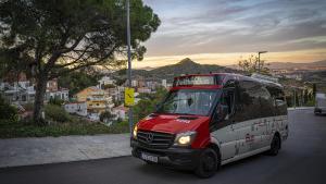 Un bus a demanda en el barrio de Torre Baró, en Barcelona.