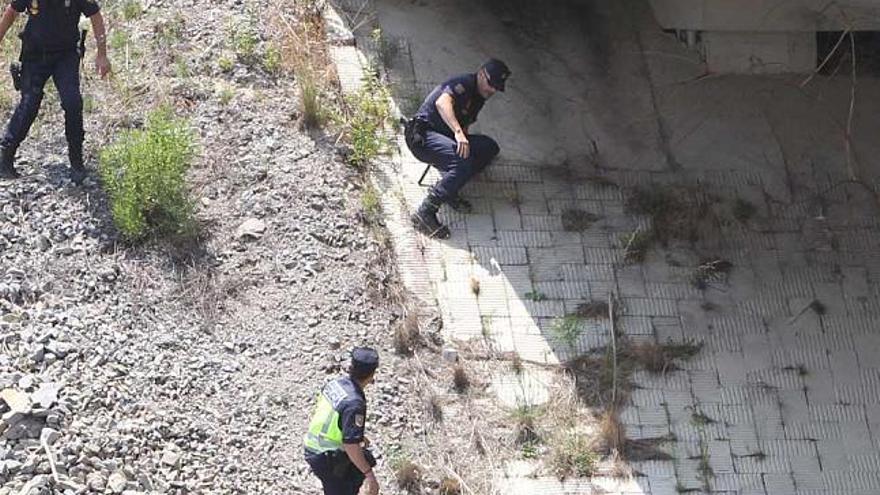Agentes de la Guardia Civil y del Cuerpo Nacional de Policía inspeccionan los alrededores de Valencia en unas imágenes tomadas ayer.