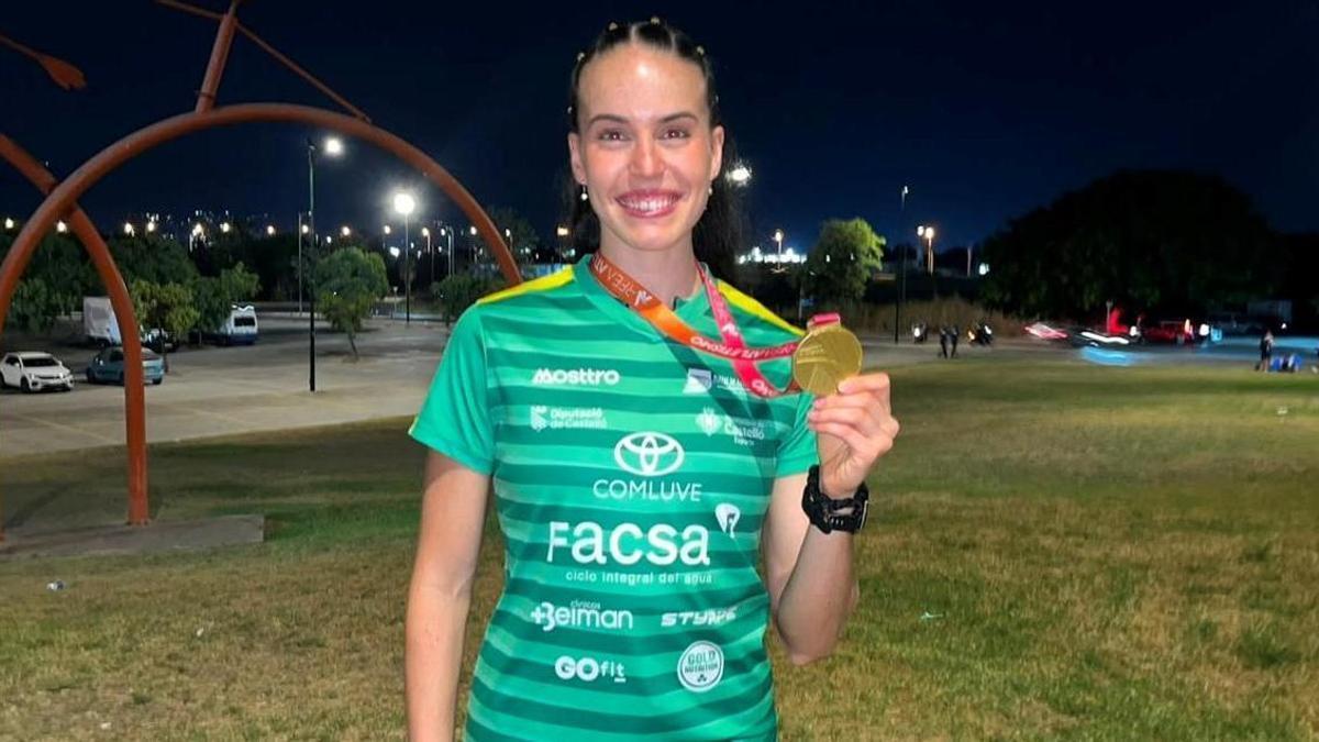 Carmen Avilés, con la medalla de oro ganada en el 4x400 femenino del Campeonato de España.