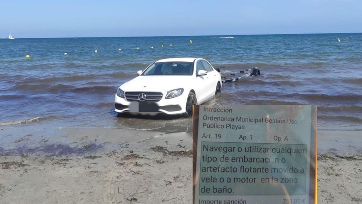 Imagen compartida por la Policía Local de Santa Pola, donde aparece la fotografía del coche aparcado en la orilla de una playa y la notificación de la multa.