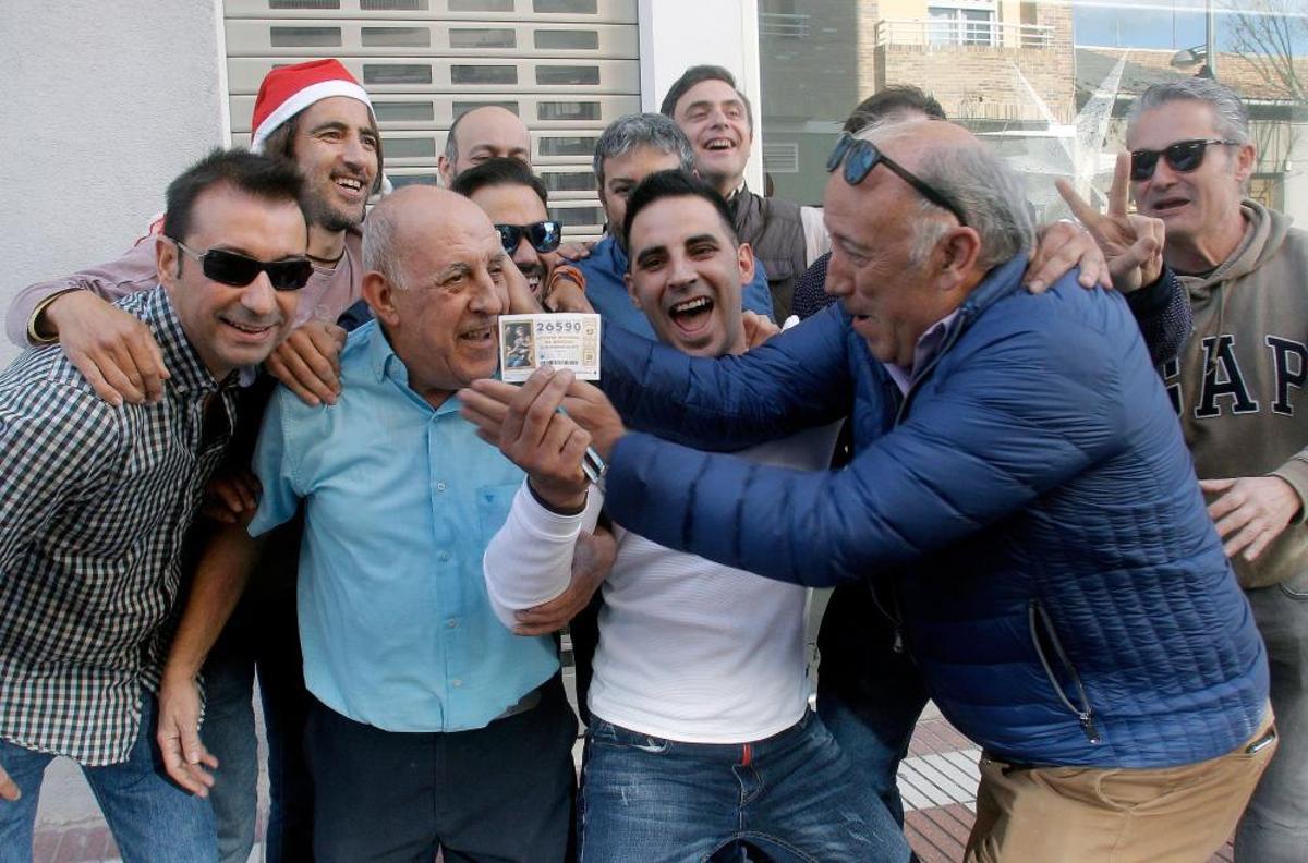 Varios clientes del restaurante Pepe, de San Vicente del Raspeig (Alicante) celebran el 26590, agraciado con el Gordo.