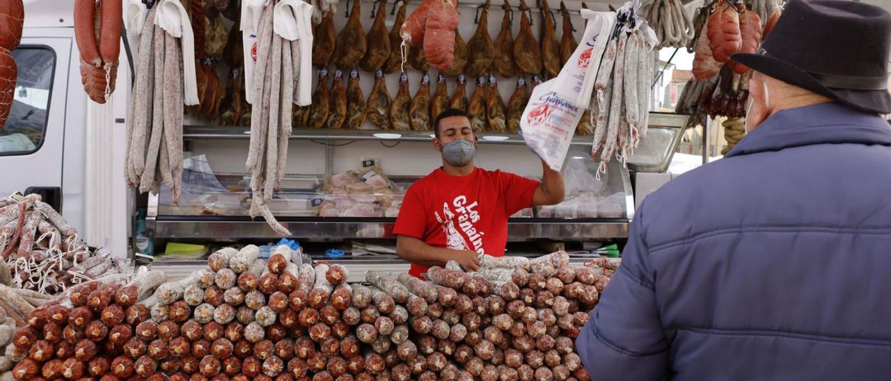 Una gran variedad de productos alimenticios se han expuesto en el segundo fin de semana. | JUANI RUZ