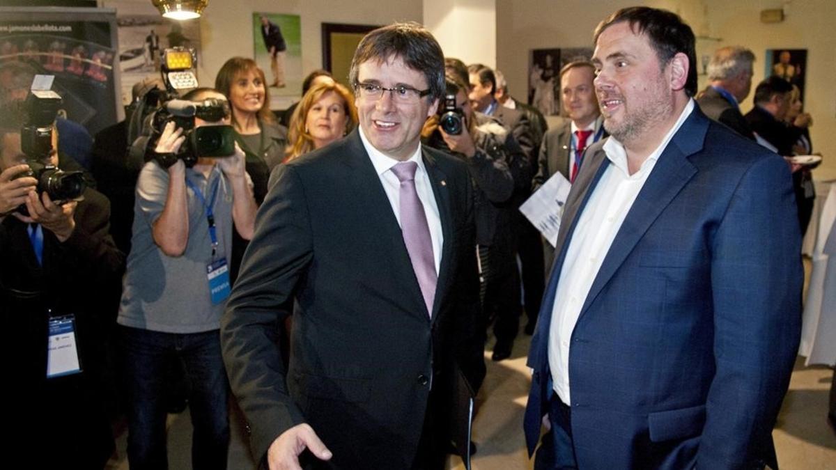 El presidente de la Generalitat, Carles Puigdemont, y el vicepresidente, Oriol Junqueras, este viernes, 18 de noviembre, en S'Agaró.