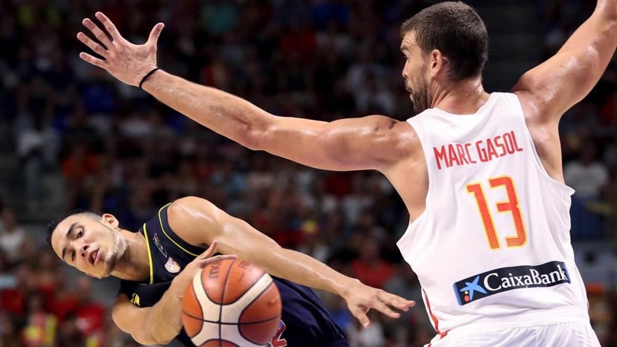 Marc Gasol defiende al venezolano Anthony Pérez.