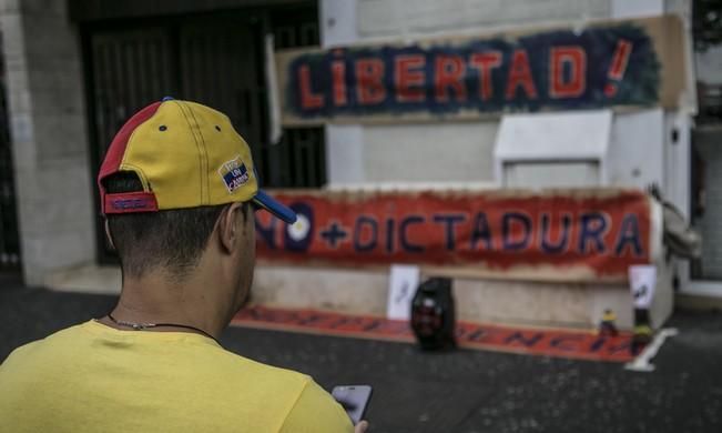 19/04/2017 MANIFESTACIONES  concentración de residentes venezolanos frente a la embajada de su pais para reclamar  elecciones libres