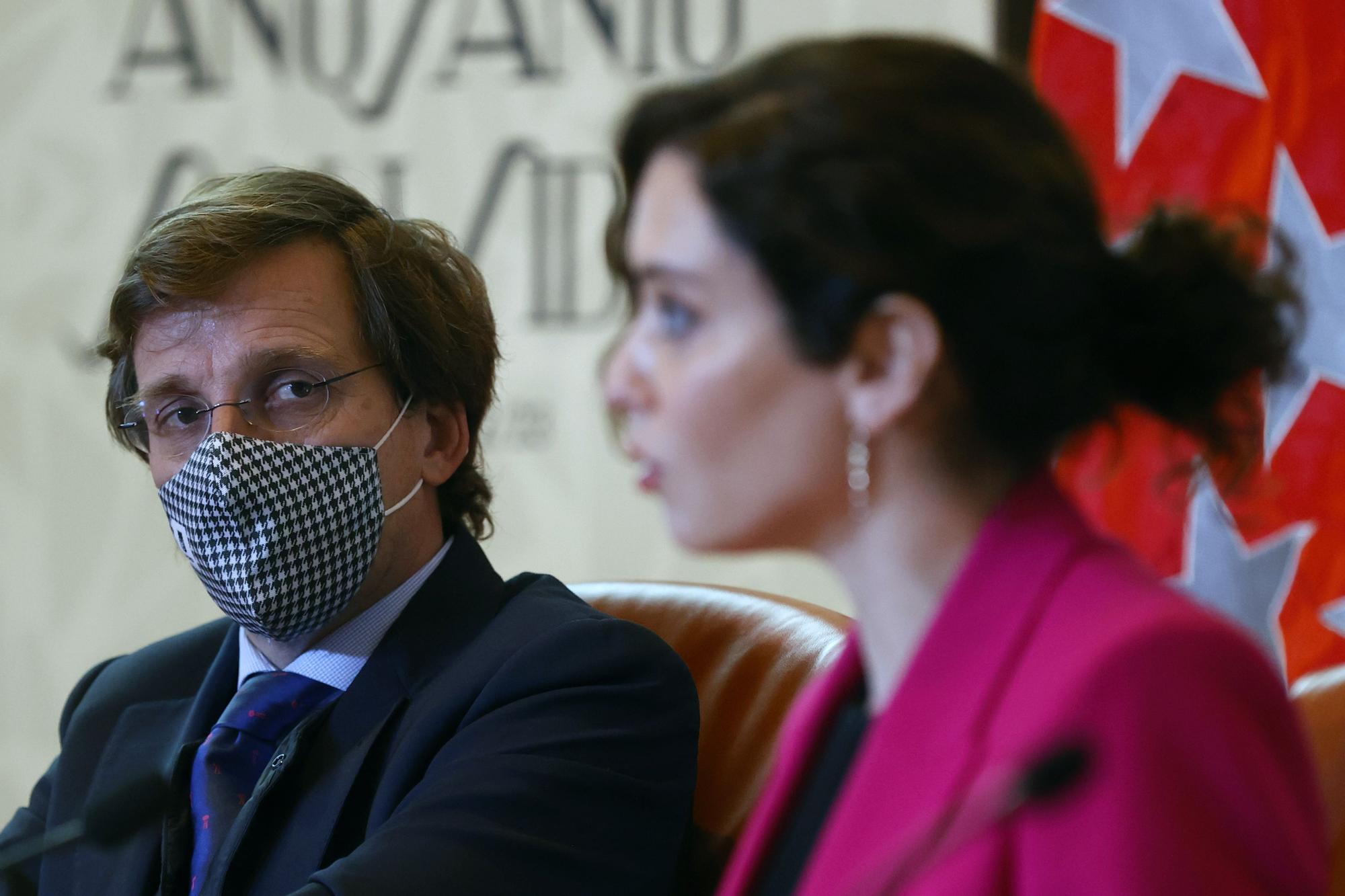 El alcalde de la capital, José Luis Martínez-Almeida, y la presidenta de Madrid, Isabel Díaz Ayuso, durante la firma de un protocolo de colaboración por el jubileo de San Isidro.