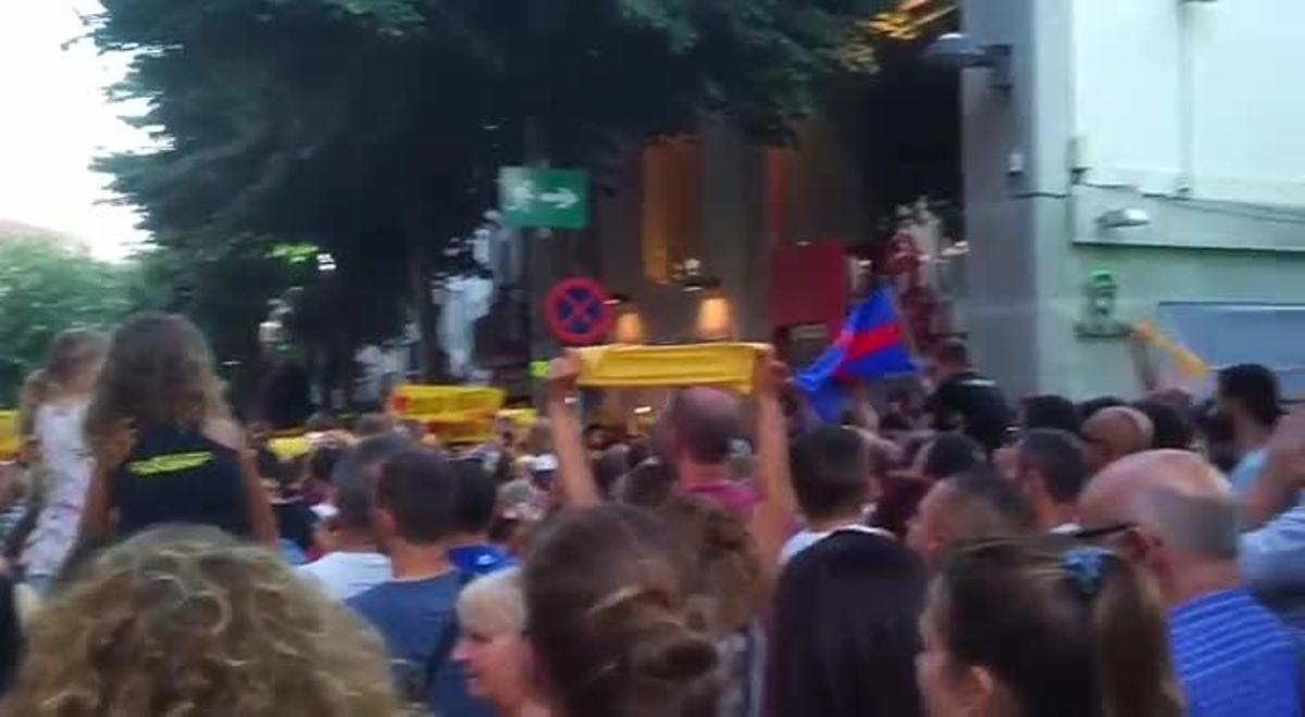 Vídeo del abucheo al alcalde de Mataró, David Bote, en la Crida a la Festa Major.