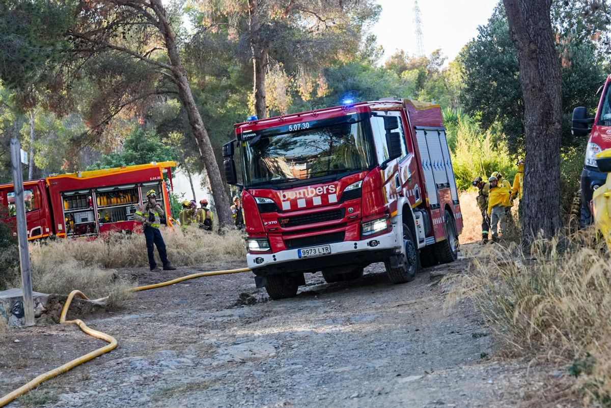 Vecinos de Viladecans miran el incendio en el Parque Forestal del Mas Ratés este lunes Vecinos de Viladecans miran el incendio en el Parque Forestal del Mas Ratés este lunes