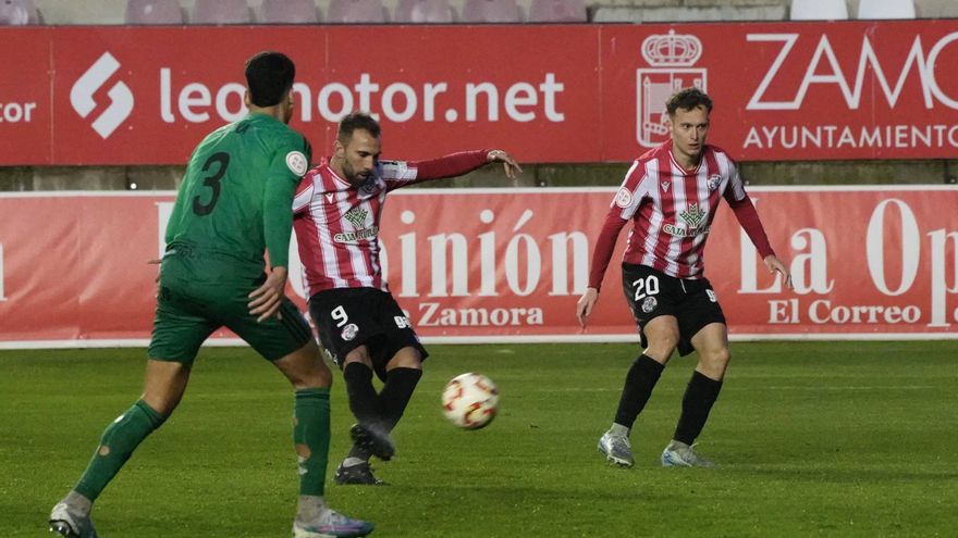 Pito Camacho,  delantero del Zamora CF: «Vengo del barro, he jugado en peores campos»