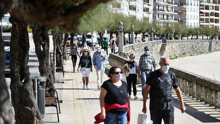 Gente caminando por el paseo de Silgar el pasado fin de semana de puente.