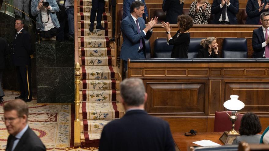 Alberto Núñez Feijóo, Pedro Sánchez y otros diputados en una sesión del Congreso de los Diputados.