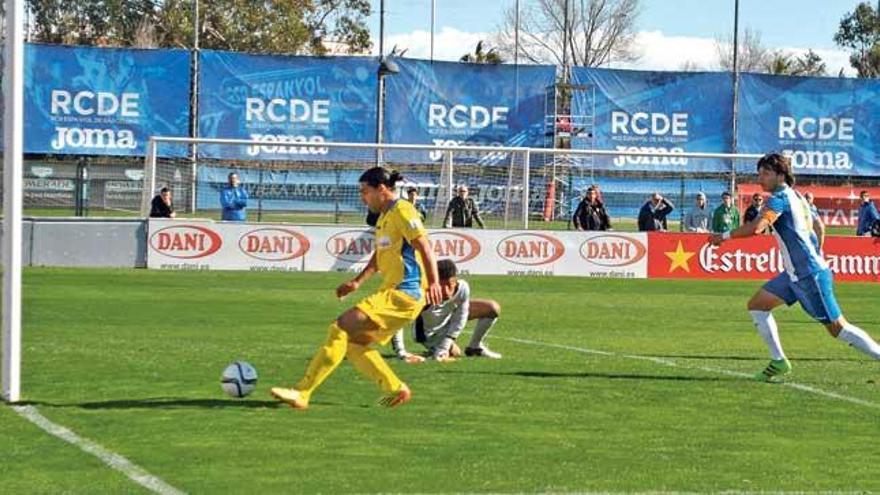 Momento en el que Rubén Jurado materializa el primer gol ante el Espanyol B.