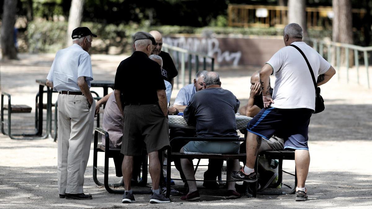 Varios pensionistas en un parque de Madrid.