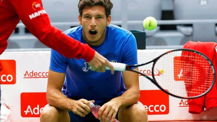 Pablo Carreño, sentado durante un descanso en el entrenamiento de ayer.