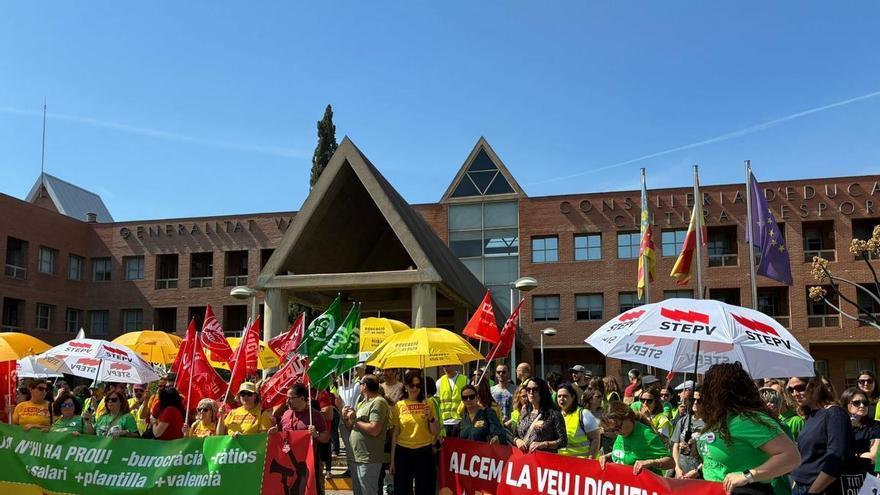 Los sindicatos suben la presión a Educación y concretan su exigencia en 500 euros brutos más al mes