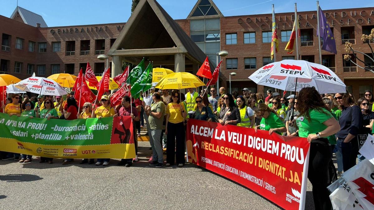 Los sindicatos suben la presión a Educación y concretan su exigencia en 500 euros brutos más al mes