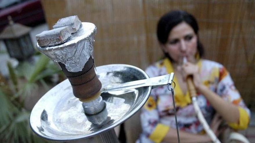 Una joven, con una pipa de agua.