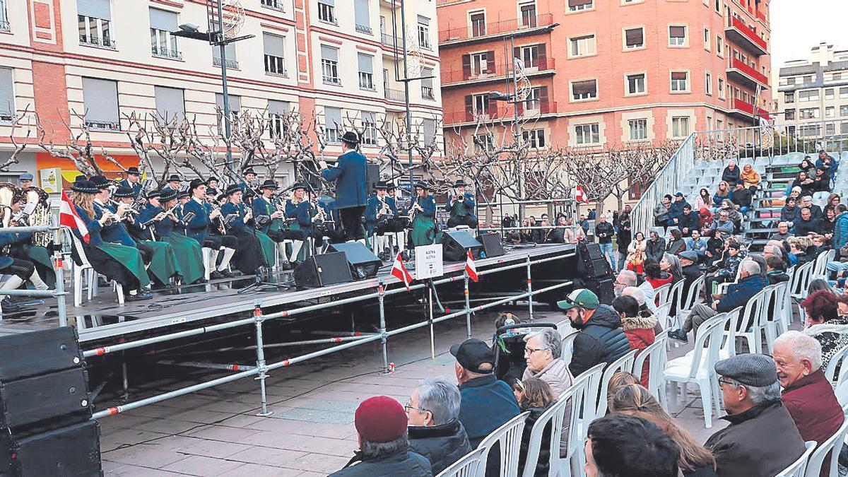 Los castellonenses disfrutan de una de las actuaciones de las bandas internacionales en la tarde de este sábado
