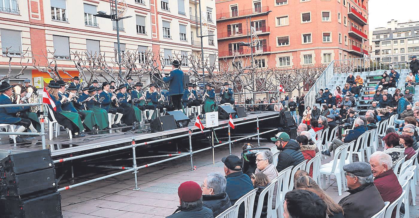 Los castellonenses disfrutan de una de las actuaciones de las bandas internacionales en la tarde de este sábado