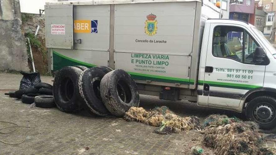 Limpian los residuos acumulados en la bajada del muelle de Caión