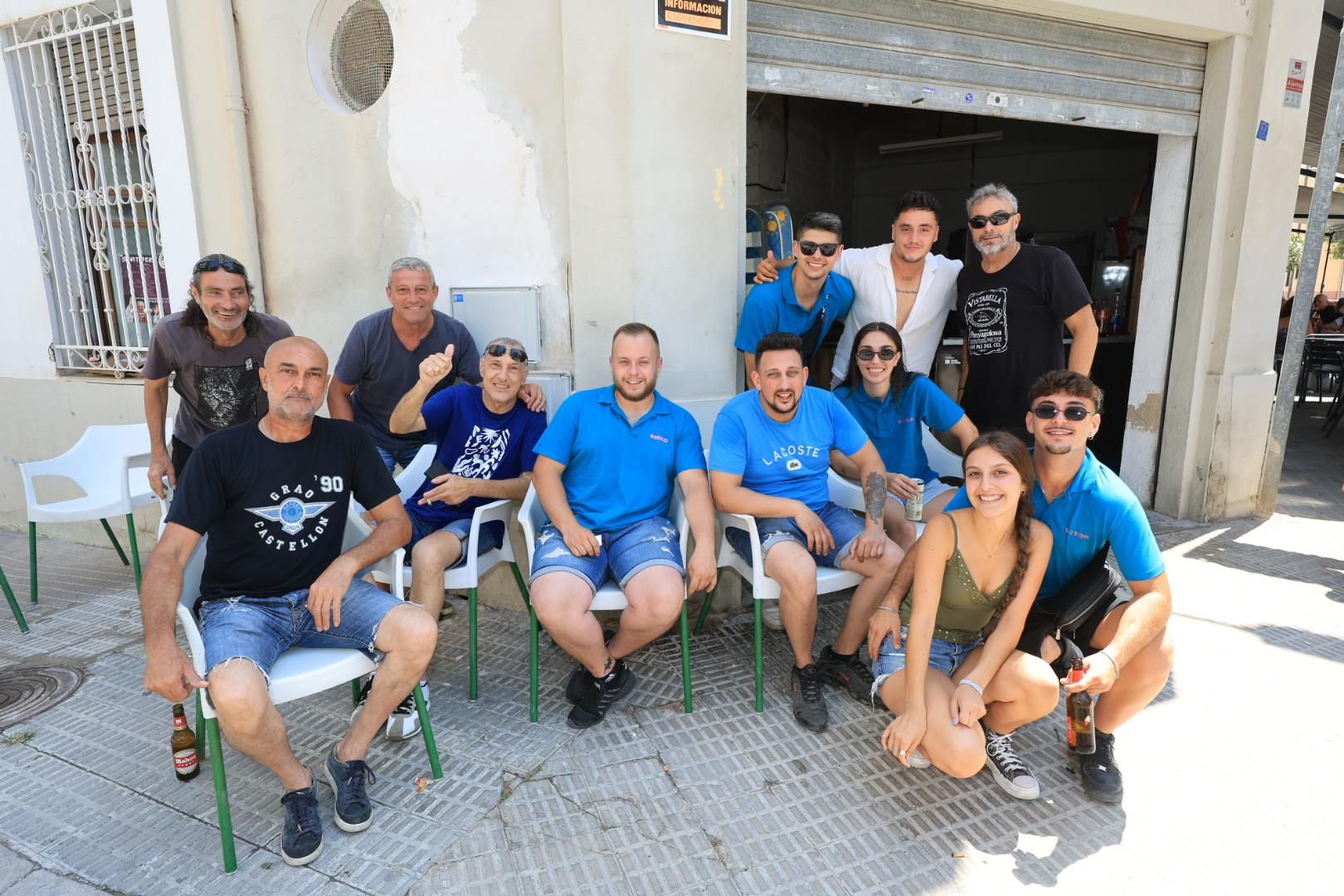 Las collas llenan de color las calles del Grau por Sant Pere