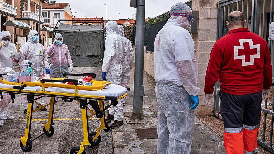 Traslado en la residencia de Requena, una de las más afectadas.