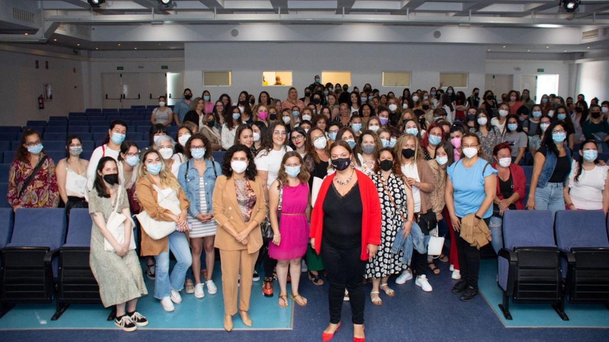 Las consejeras Carmen Luz Baso y Priscila de León con el colectivo de mujeres beneficiarias del proyecto.