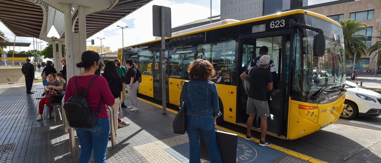 Pasajeros suben a una guagua en la estación del Teatro este lunes.