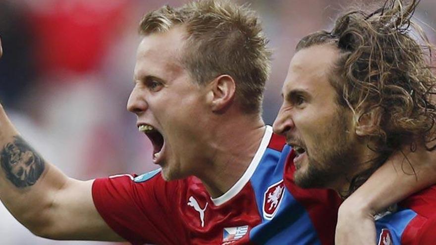 Lambersky y Jiracek celebran uno de los goles.