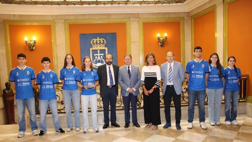 El Ayuntamiento homenajea a dos equipos deportivos de la ciudad por sus éxitos durante la temporada: el Bádminton Oviedo y el Lobas Global Atac