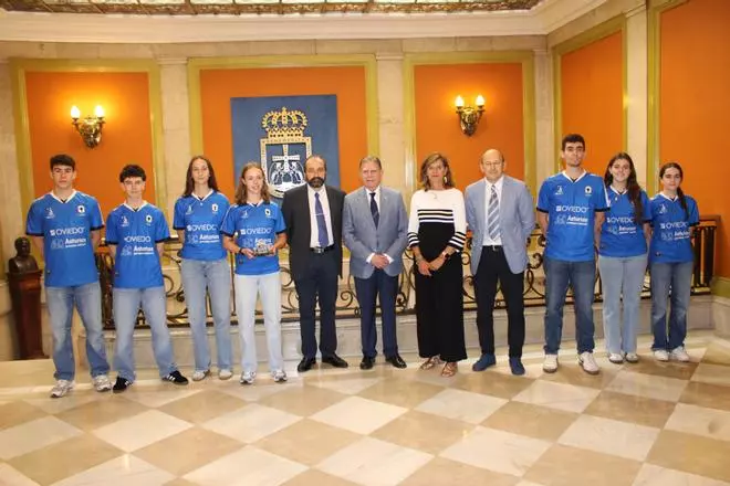 El Ayuntamiento homenajea a dos equipos deportivos de la ciudad por sus éxitos durante la temporada: el Bádminton Oviedo y el Lobas Global Atac